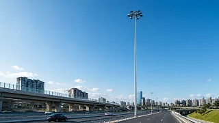Наружное освещение автомобильных дорог: когда применяют опоры, а когда мачты освещения